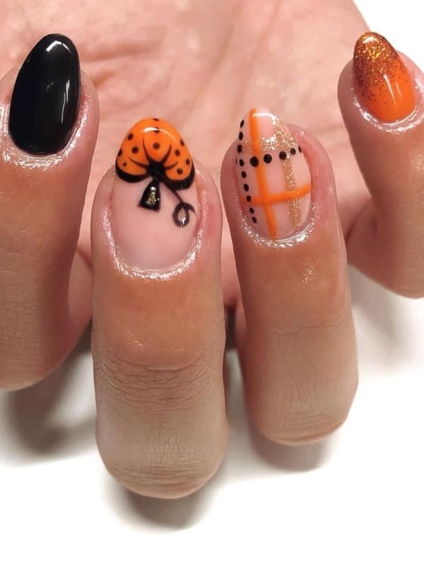 black nails with pumpkins